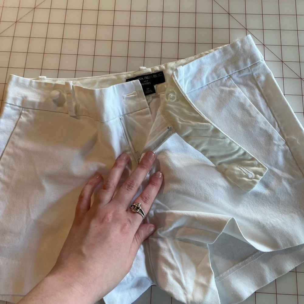 Banana Republic size 2 petite 2P white bermuda business casual summer shorts